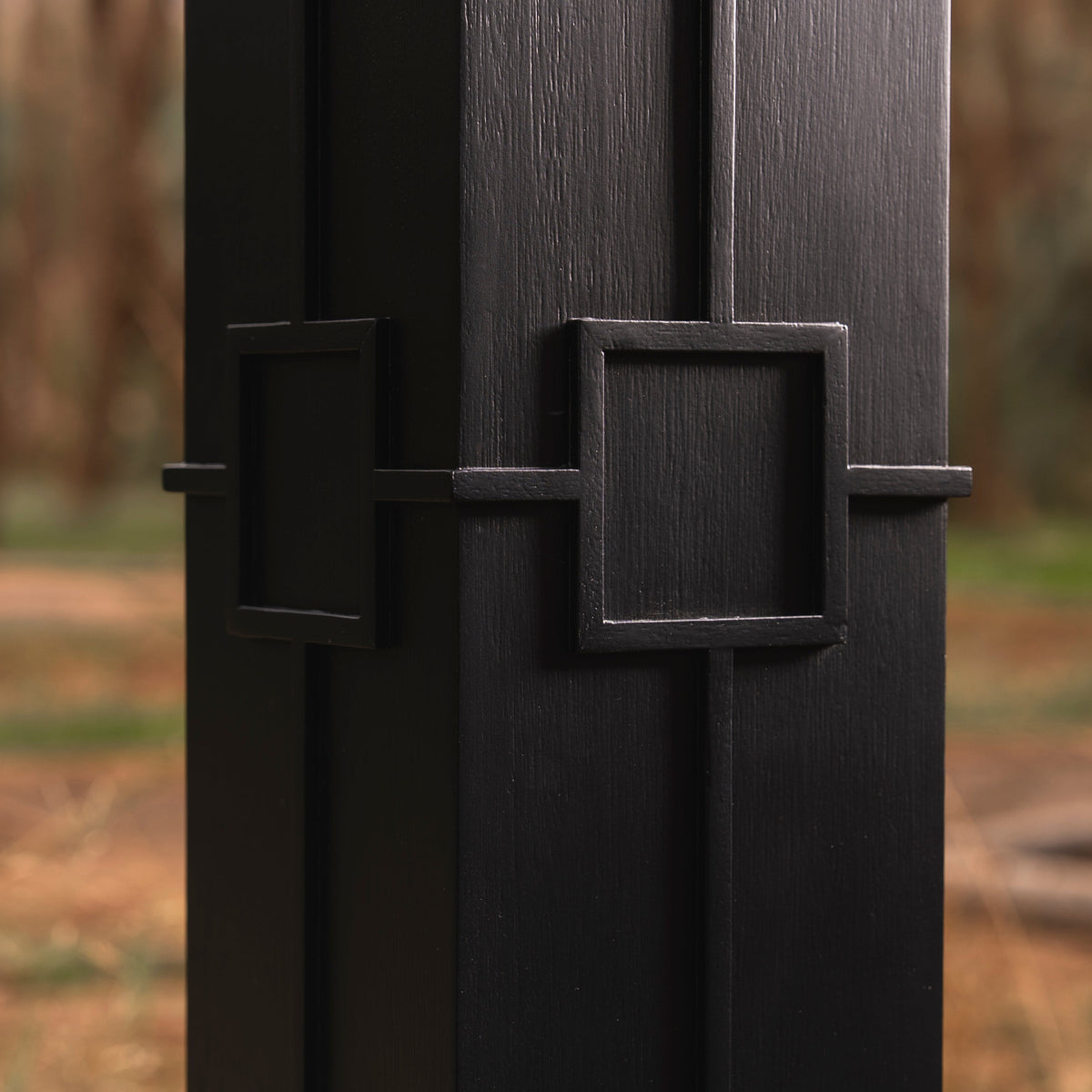 Détail du fût noir de Tamaro Ja et de ses motifs carrés en relief
