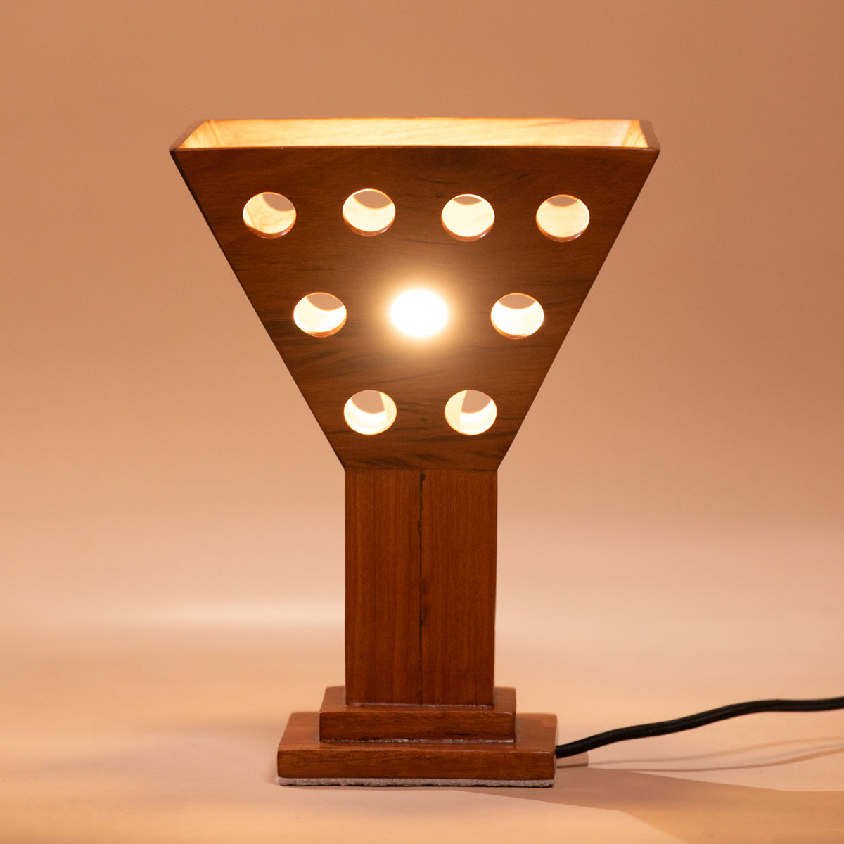 Lampe Oko de face, la lumière passant par les percements circulaires