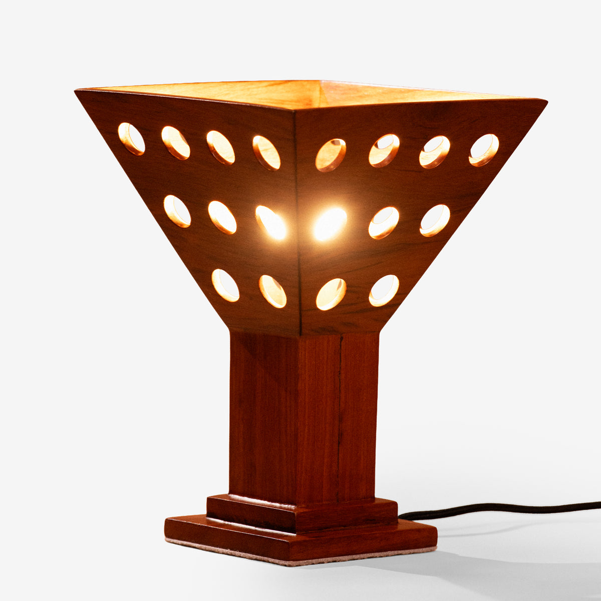 Lampe de table Oko allumée, abat-jour pyramidal perforé en bois de Yundé