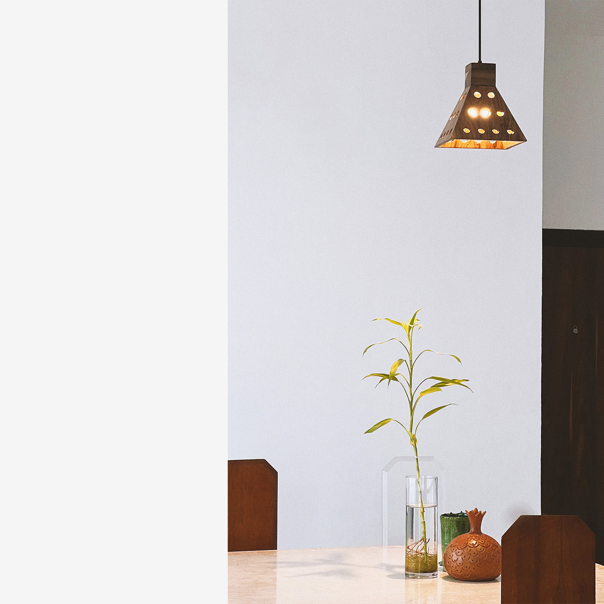 Suspension Oko au-dessus d'une table, dans un intérieur clair