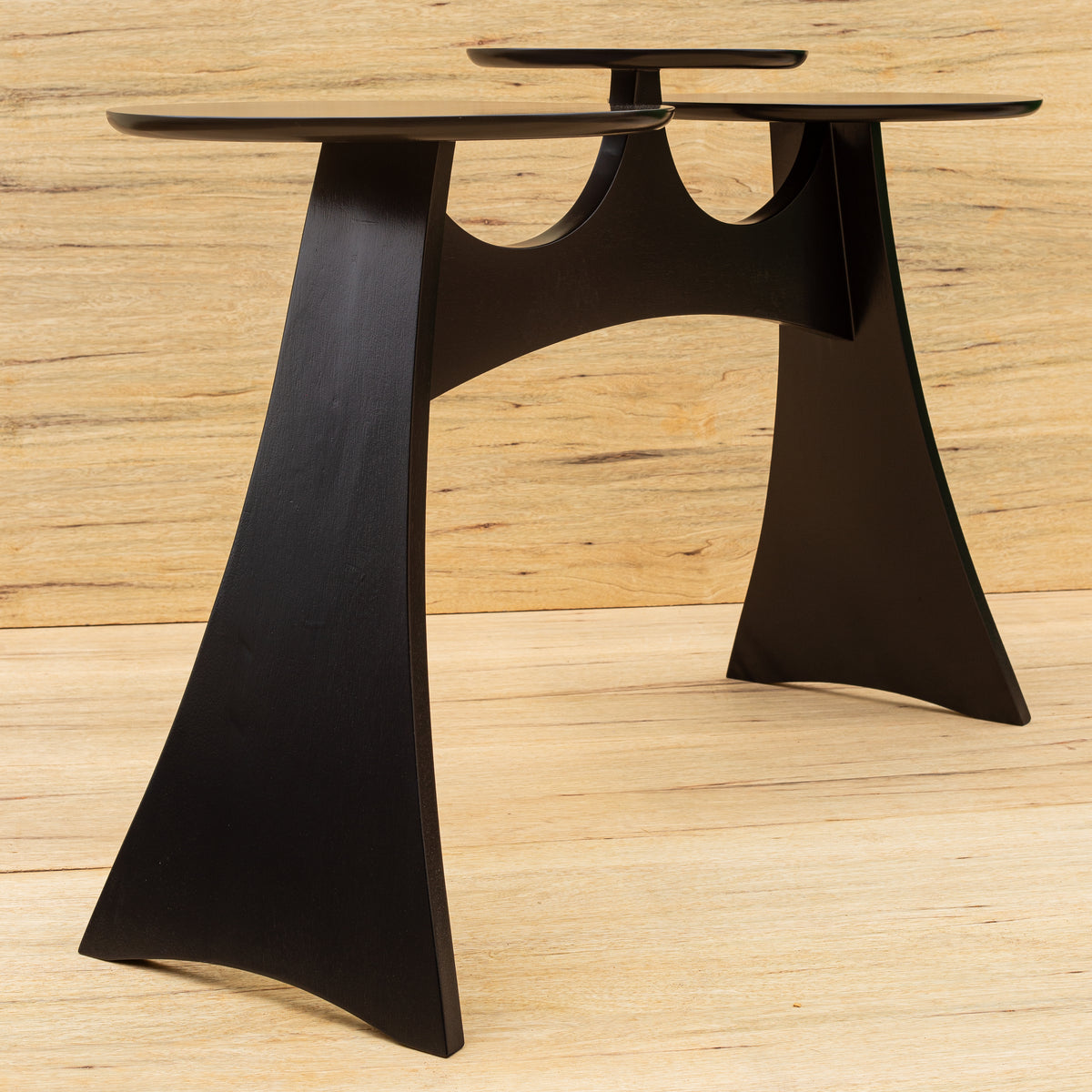 Piètement évasé de la console Sabanan, vue de trois quarts