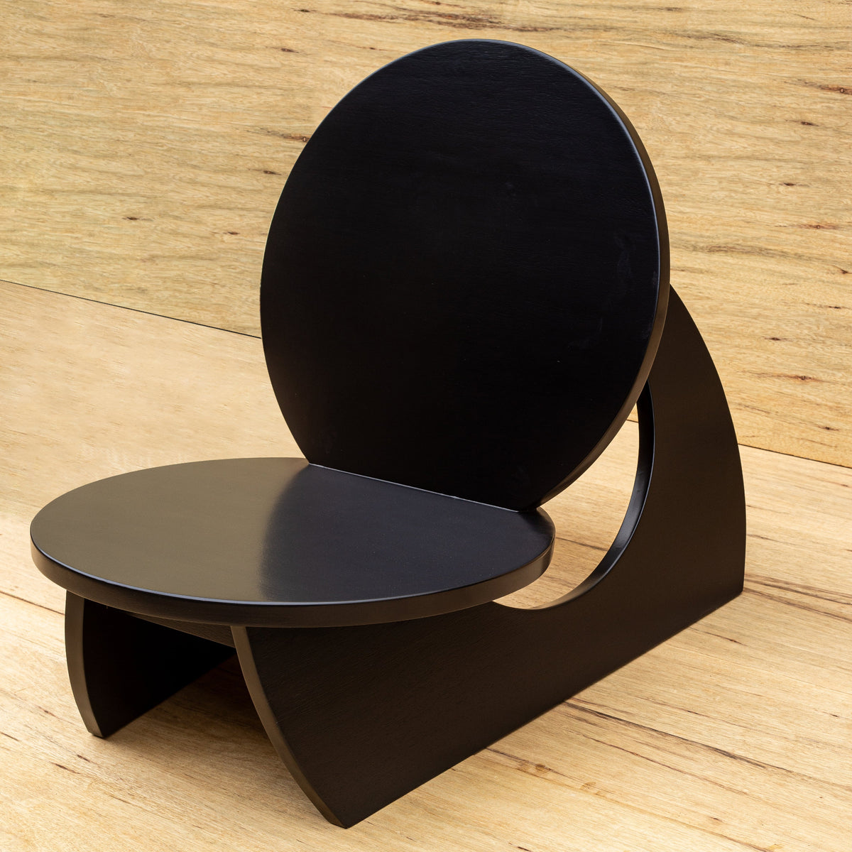 Fauteuil Sama de trois quarts, assise ronde et dossier circulaire