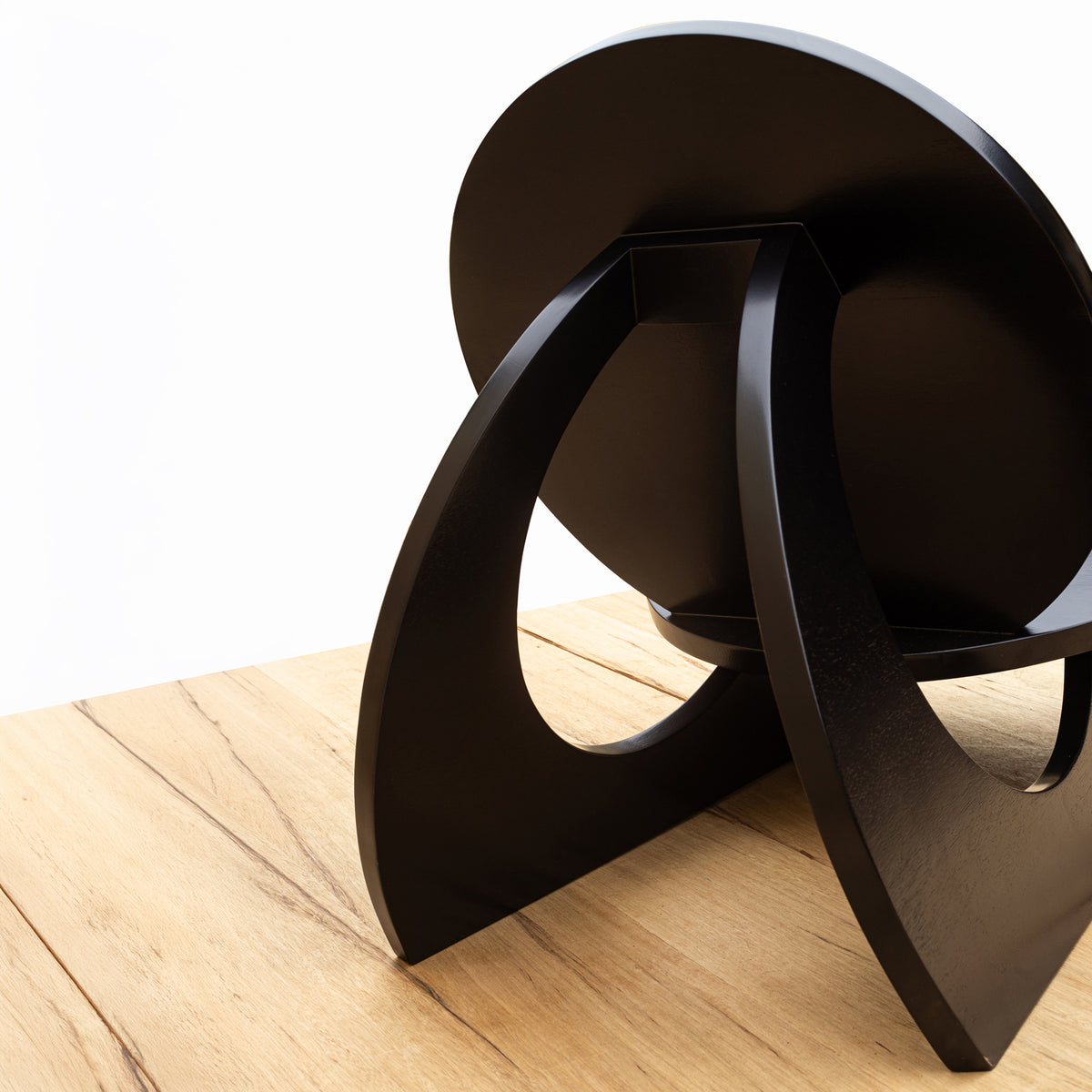 Dos du fauteuil Sama, piètement en arcs entrecroisés