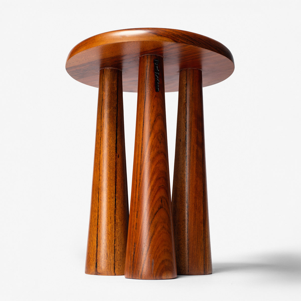 Tabouret Sédjan en bois d'Amazakoué, plateau rond sur trois pieds coniques