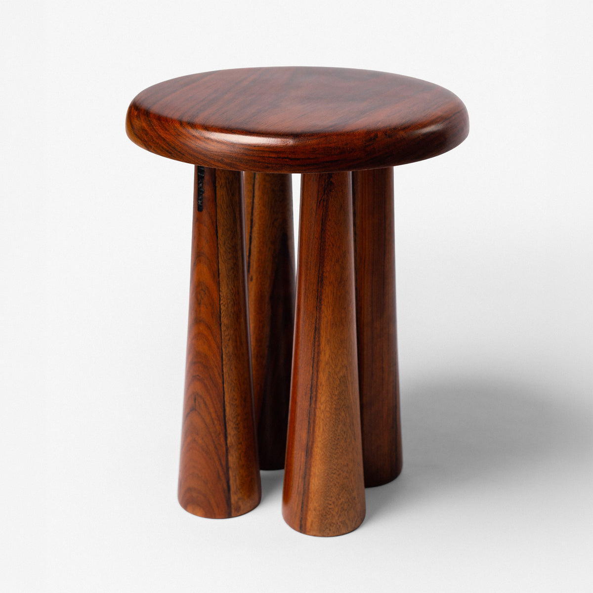 Tabouret Sédjan, pieds vus en perspective