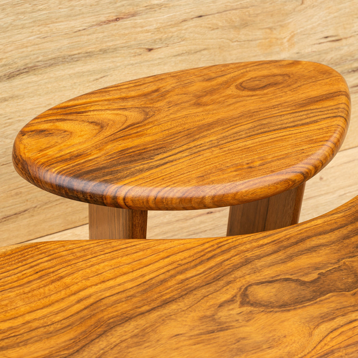 Détail d'un tabouret Teri, plateau ovale en bois d'Amazakoué