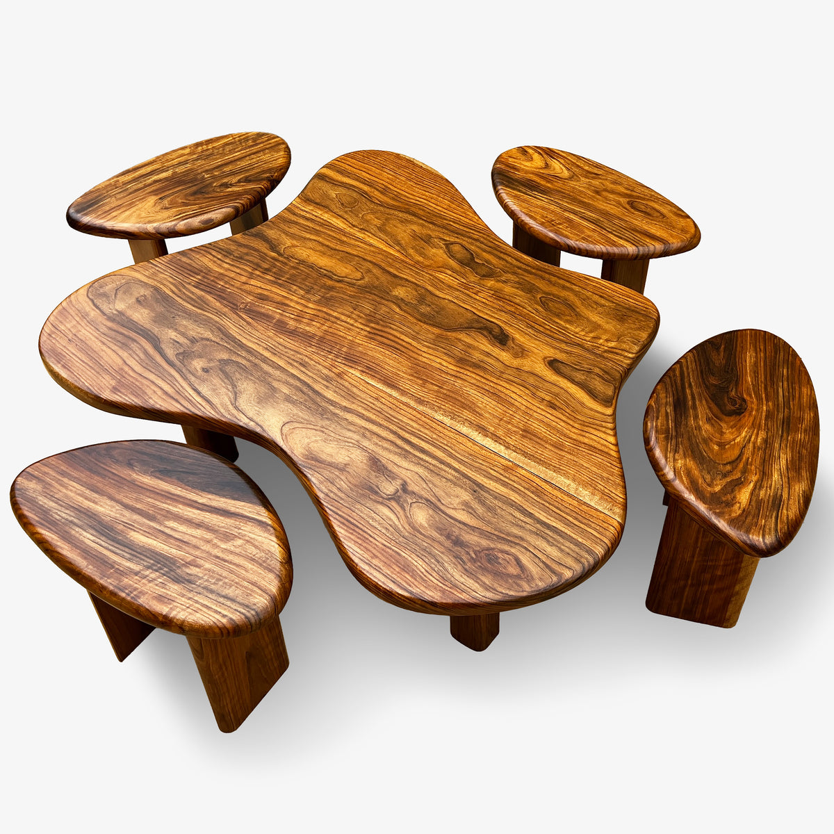 Table basse Teri en bois d'Amazakoué entourée de quatre tabourets