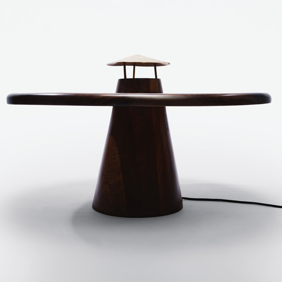 Table lumineuse Yelen de profil, plateau rond sur pied conique en bois