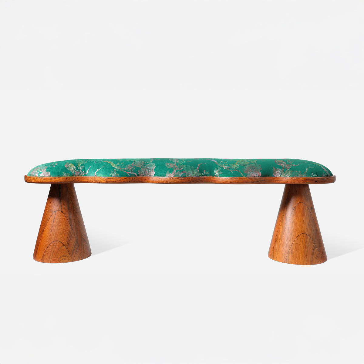 Banc Sédjanba, assise ondulée en tissu vert à motifs végétaux sur deux pieds coniques en bois