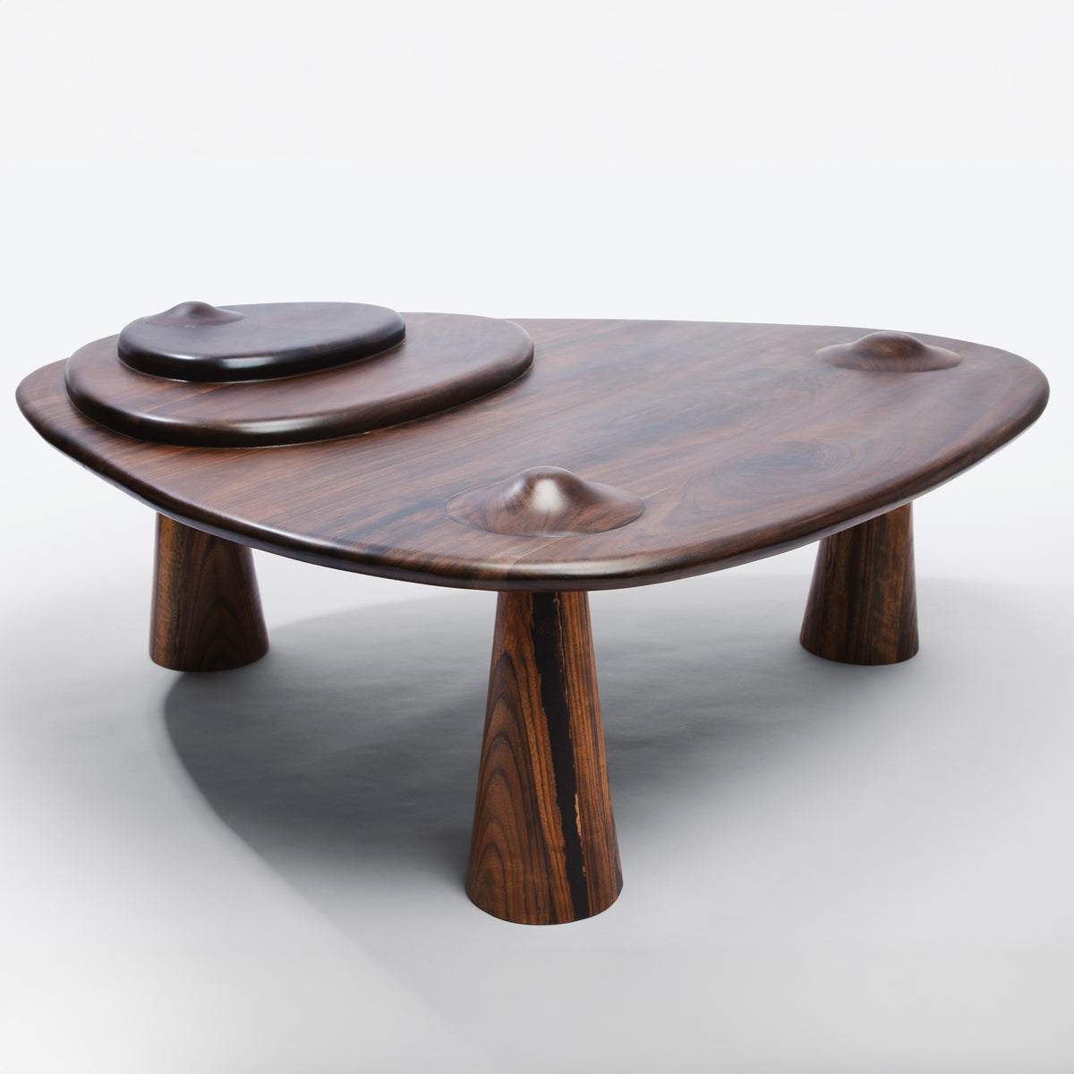 Table basse Nègèbennan en bois d'Amazakoué, plateaux superposés sur trois pieds coniques