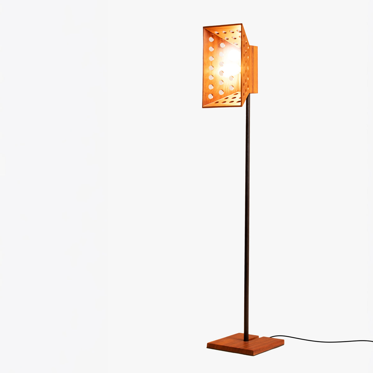 Lampadaire Oko, abat-jour perforé en bois de Yundé sur tige noire