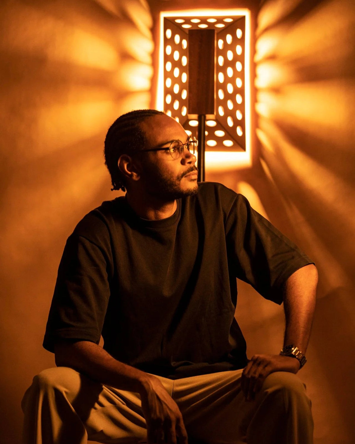 Portrait de Paul Ledron devant le lampadaire Oko allumé