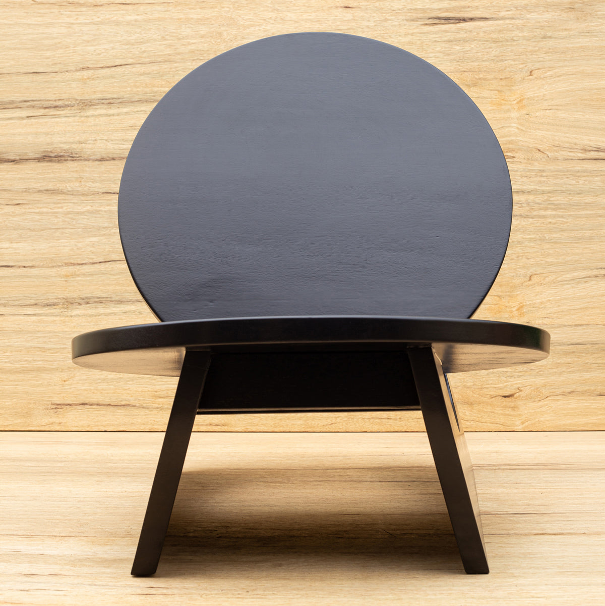 Fauteuil Sama de face, dossier circulaire noir