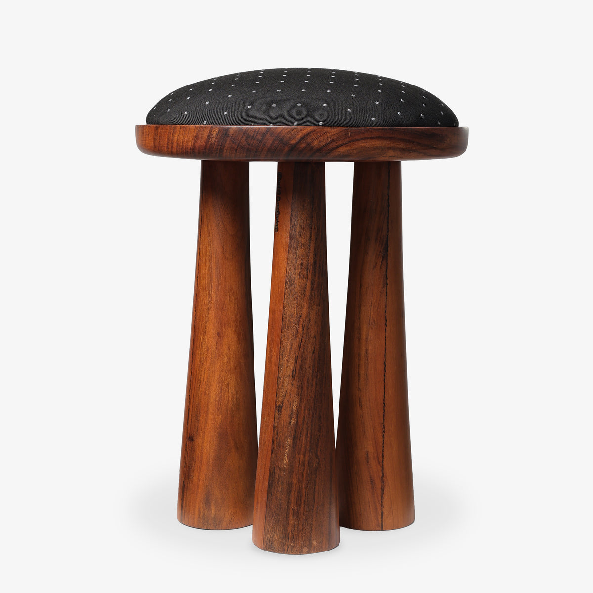 Tabouret Sédjan rembourré en bois d'Amazakoué, trois pieds coniques et assise en tissu noir à pois blancs