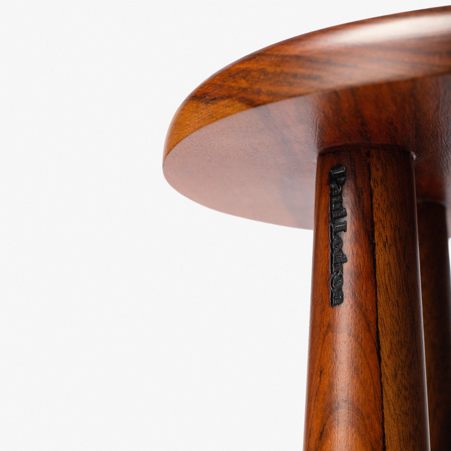 Détail de la signature Paul Ledron gravée sur un pied de Sédjan