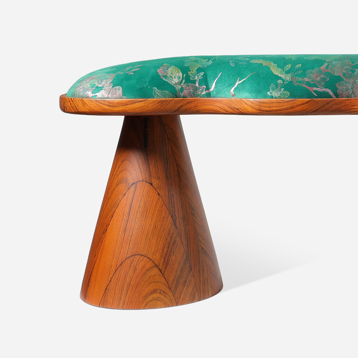 Détail d'un pied conique en bois de Sédjanba