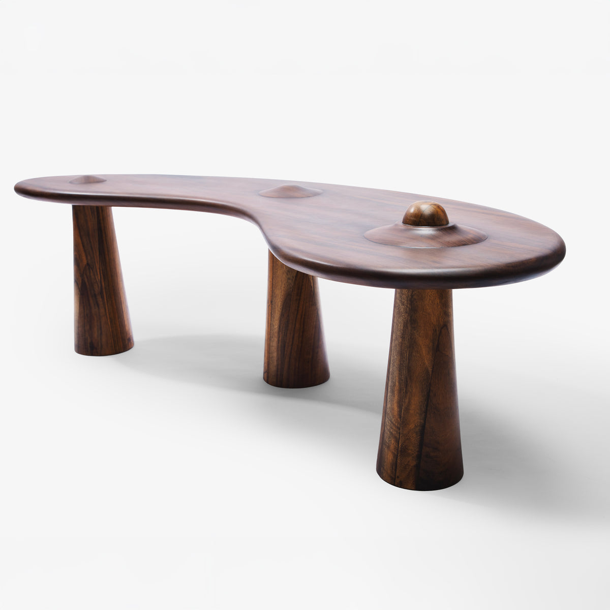 Tanyè, table d’appoint et banc en bois massif, plateau courbe sur trois pieds coniques