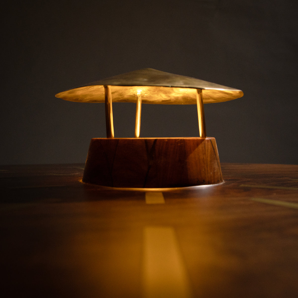 Luminaire central de Yelen : chapeau en laiton sur base en bois
